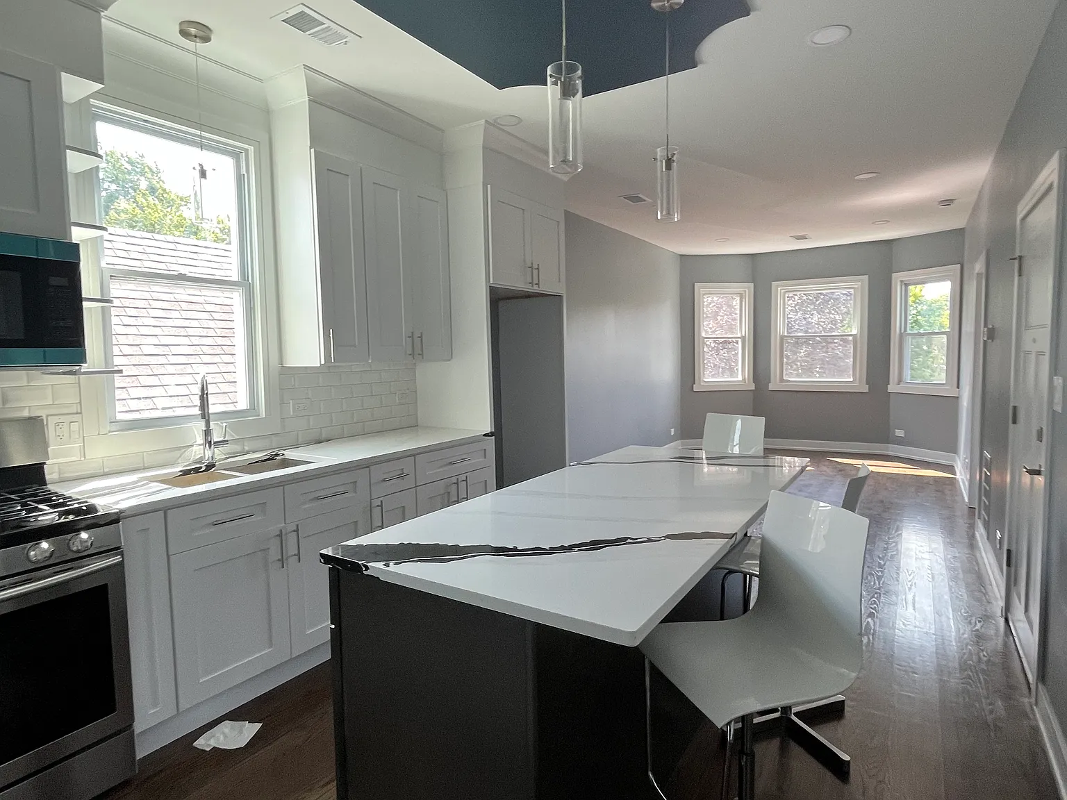 3 bed, 1100 sqft, $2,100 — Photo 1