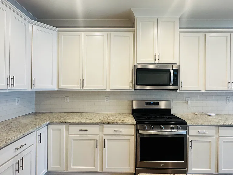 527 Cloverdale Dr — Photo 15