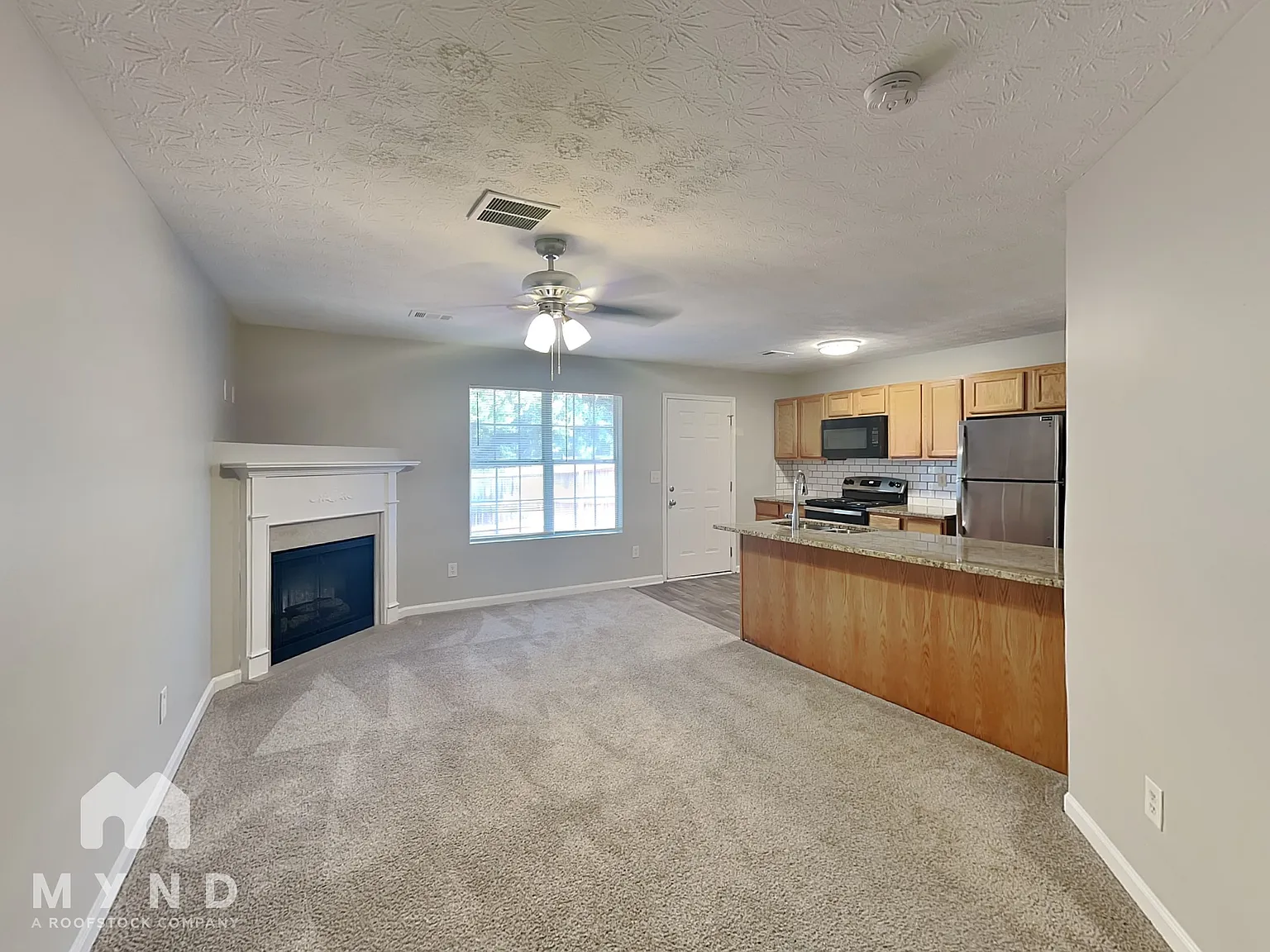 3 bed, 2.5 bath, 1290 sqft, $1,815 — Photo 2