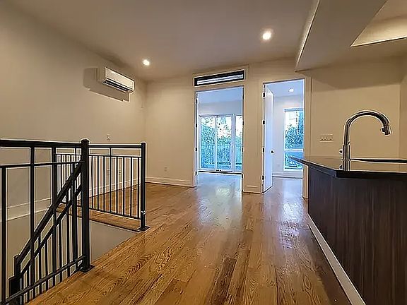 3rd image of 1520 Putnam Ave #1D