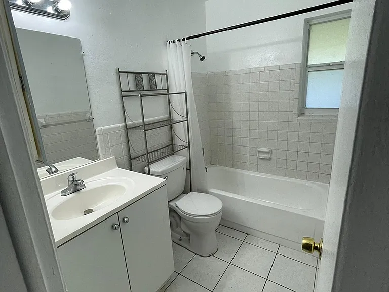 6400 NE 18th Ave #15 — Photo 7