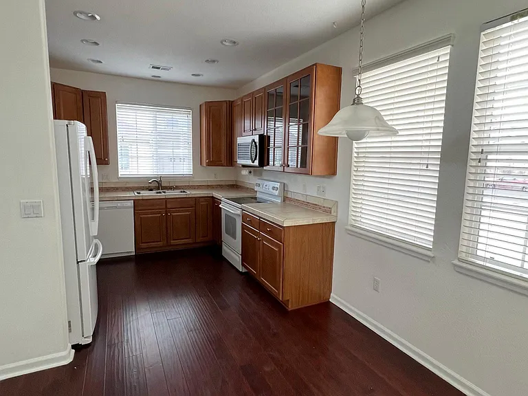 23140 York Ave — Photo 1
