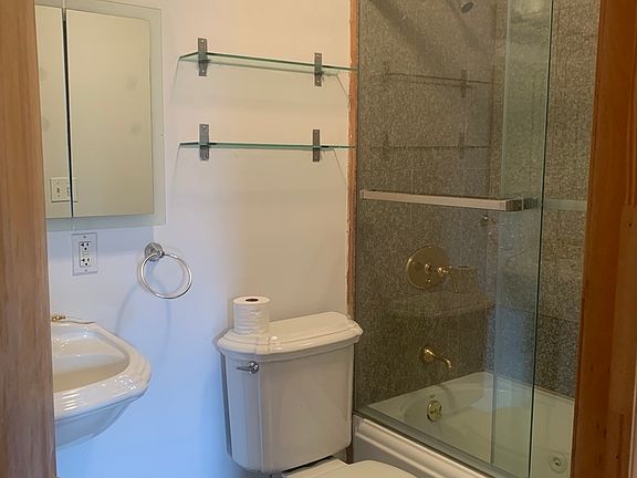 3rd image of 475 Hicks St APT 3R