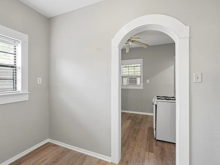 735 Victoria St — Photo 12