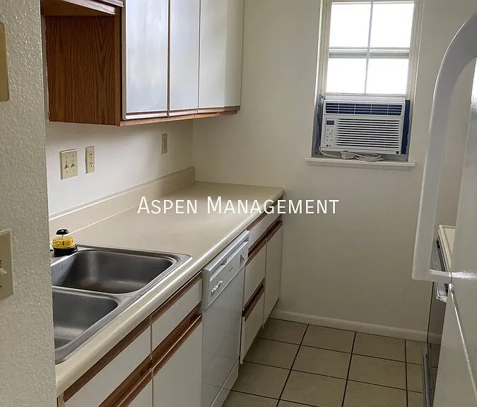 1100 Sir Galahad Dr #D — Photo 11