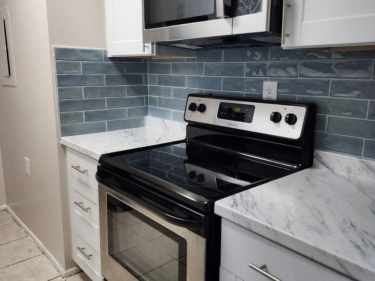 3 bed, 930 sqft, $2,200 — Photo 2