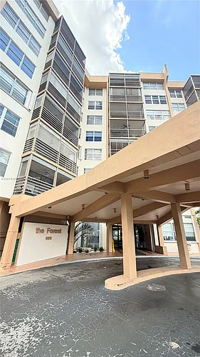 900 Saint Charles Pl #520 Photo 1