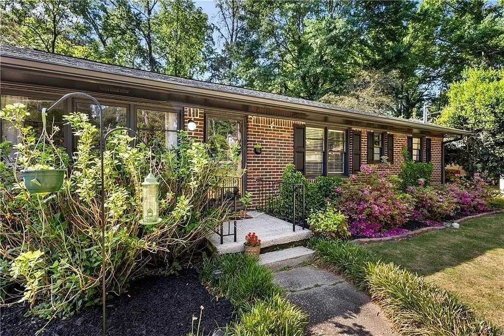 3 bed, 1.0 bath, 1272 sqft, $2,395 — Photo 3