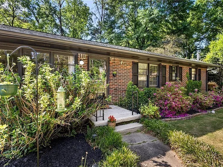 2859 Concord Dr — Photo 3