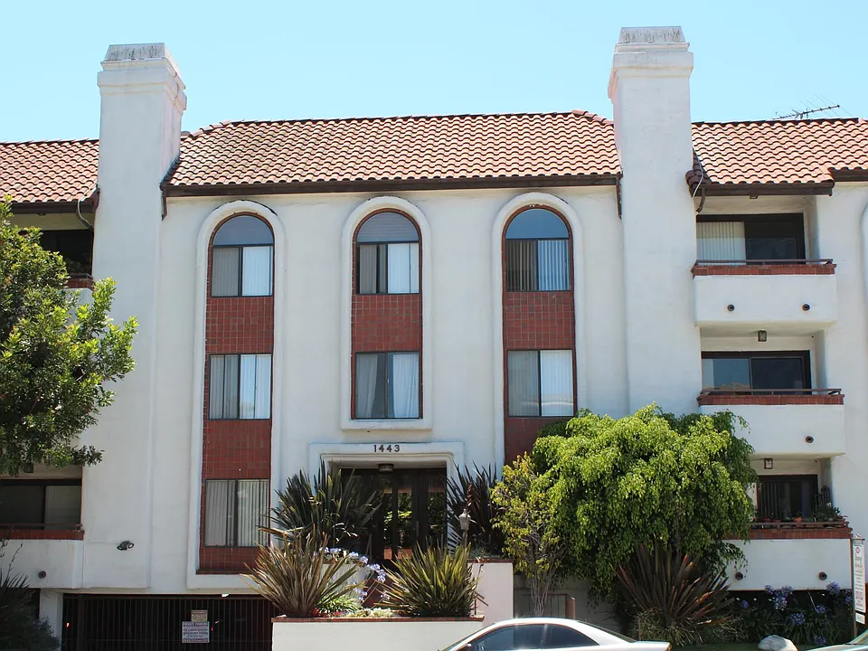 1443 Barry Ave