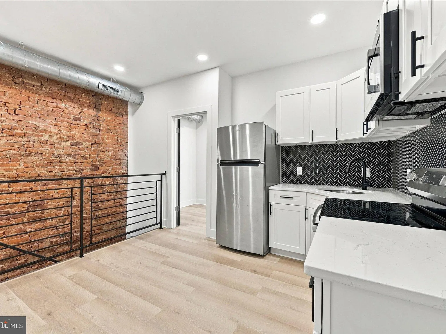 2 bed, 1.0 bath, 700 sqft, $1,600 — Photo 4