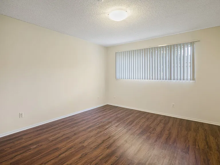 13157 Riverside Dr — Photo 35