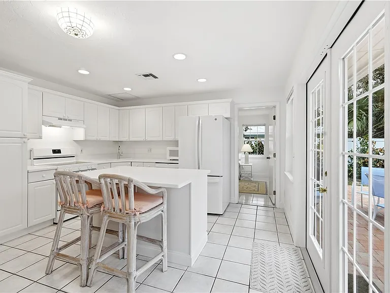 725 Dahlia Ln — Photo 8