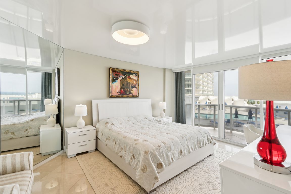 Collins Ave 704-024.jpg