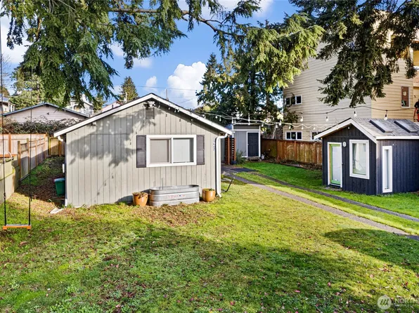 920 N 101st St, Seattle, WA 98133