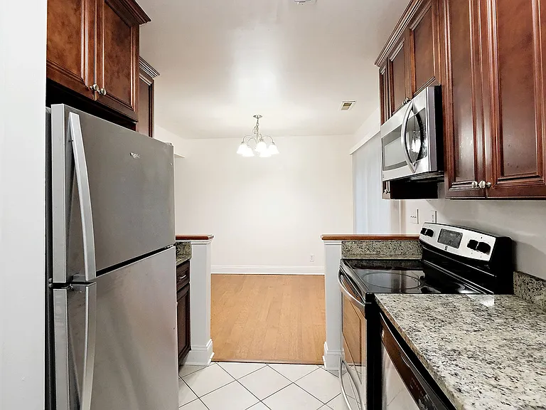 117 Longwood Dr #B — Photo 2