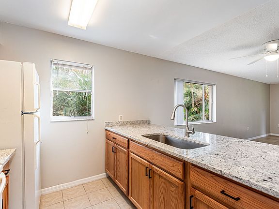 4th image of 3521-3527 Fox Hollow Dr #3525