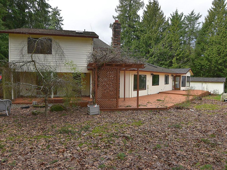 Huge fully fenced backyard