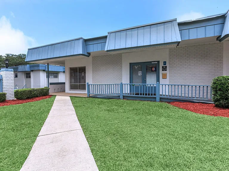 Rolling Hills Apartments — Photo 11