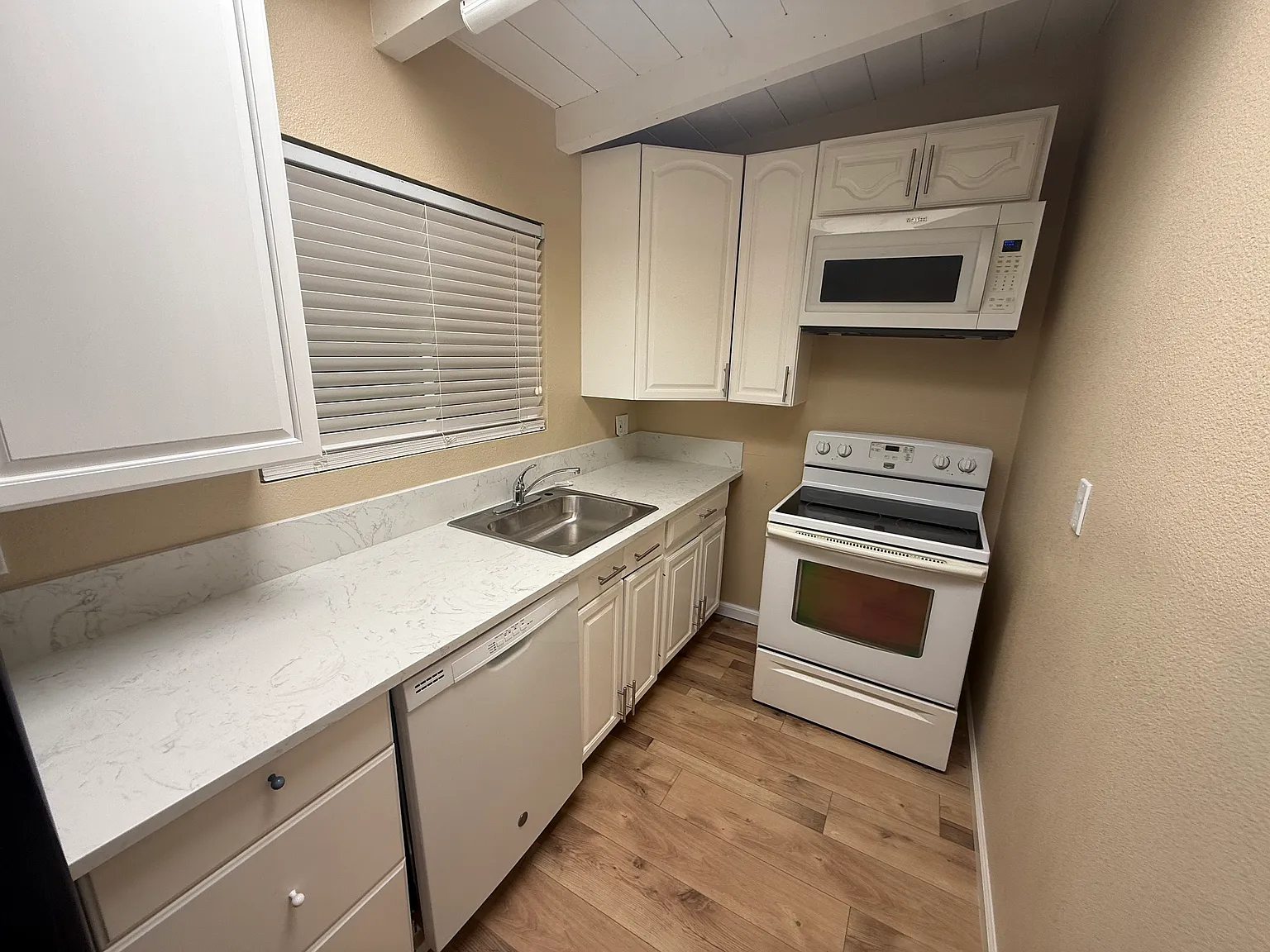 3 bed, 800 sqft, $3,495 — Photo 2