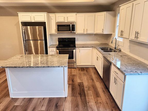 5th image of 301 SE 11th St Unit 702