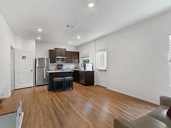 4th image of 832 Mallow Rd