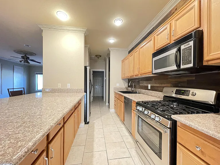 2549 Country Club Dr — Photo 3
