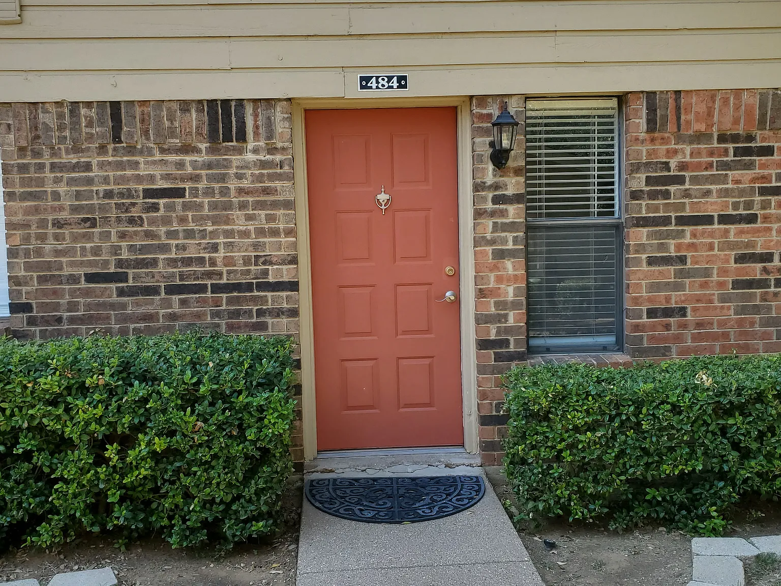 3 bed, 1083 sqft, $1,800 — Photo 1