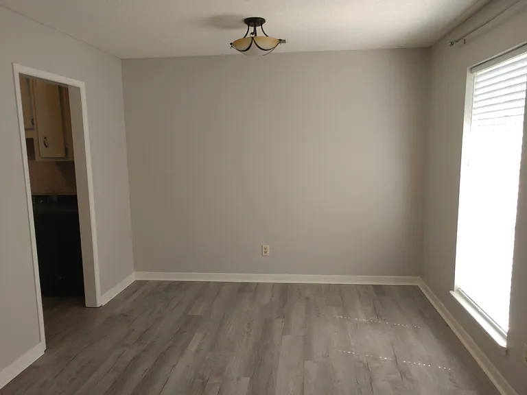 1107 Caroline Ave — Photo 4