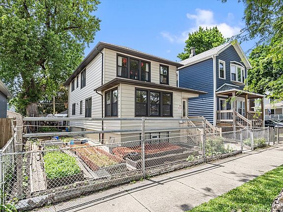 2nd image of 655 W 43rd Pl