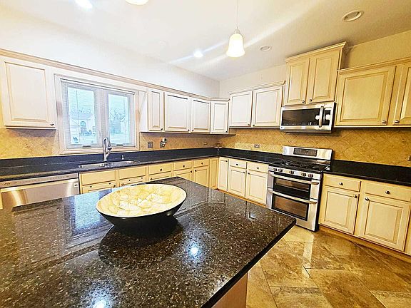 4th image of 3813 Streamwood Dr