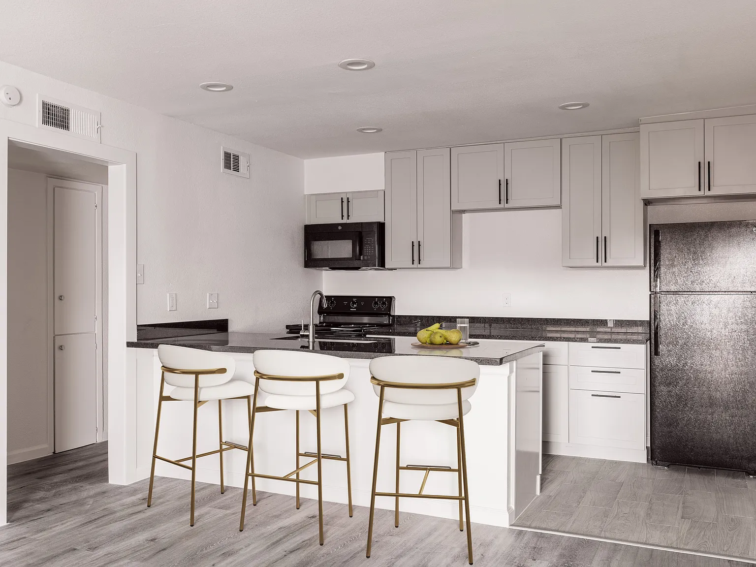 1 bed, 670 sqft, $999 — Photo 2