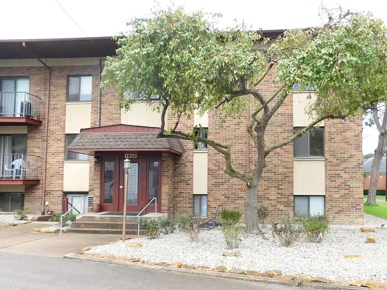 1860 Mahoning Ave NW #306 — Photo 2