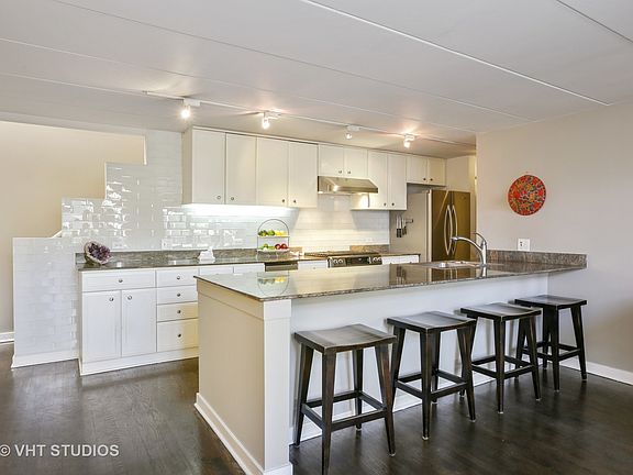4th image of 1300 W Altgeld St #137