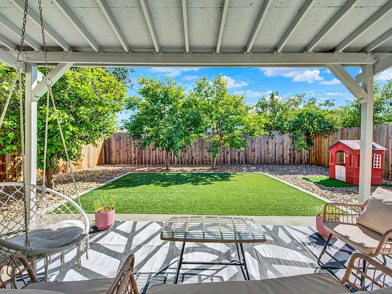 925 Brandon Way — Photo 14
