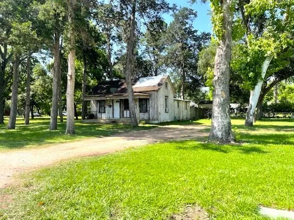 6211 Gresham St, Wallis, TX 77485