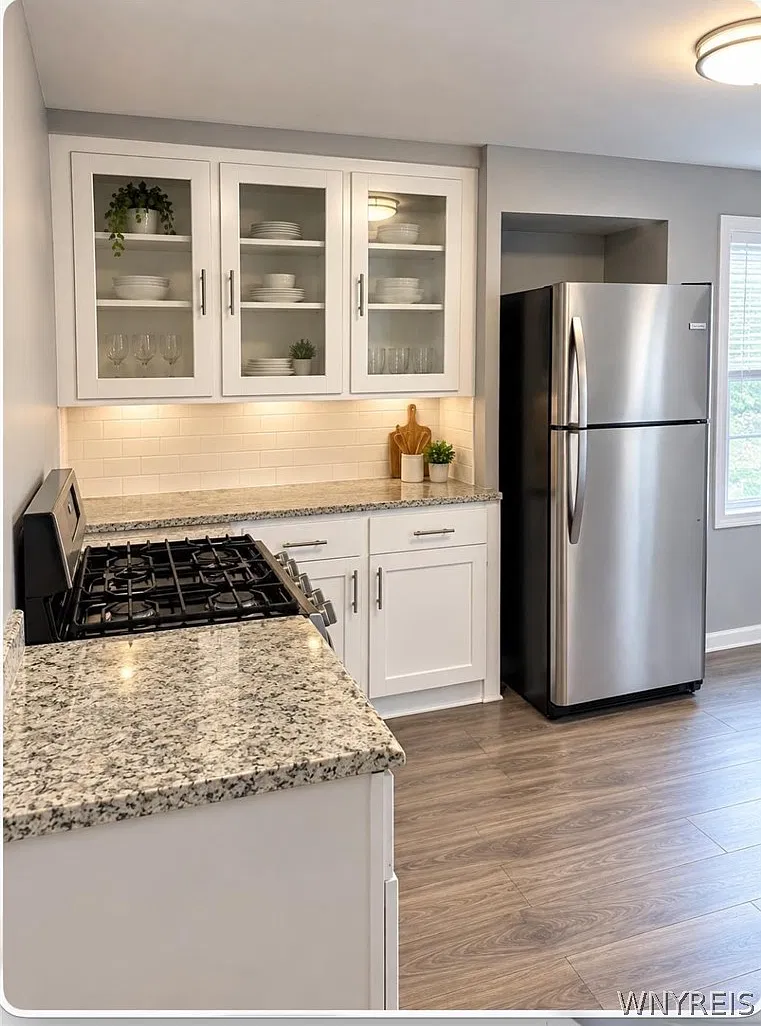 3 bed, 1.0 bath, 2324 sqft, $1,700 — Photo 2