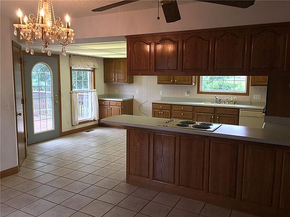 4th image of 2385 Montclair Ave
