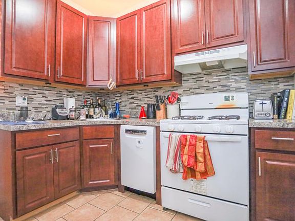 3rd image of 554 W Arlington Pl #3