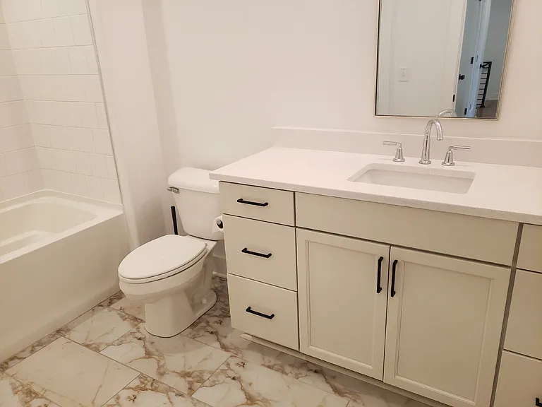 909 E State St — Photo 17