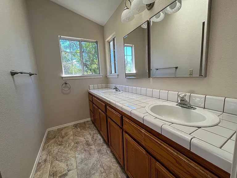 1905 Kinvarra Way — Photo 19