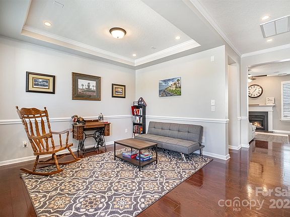 5th image of 190 Silverspring Pl