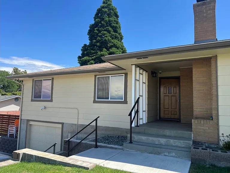 2115 W 8th Pl — Photo 2