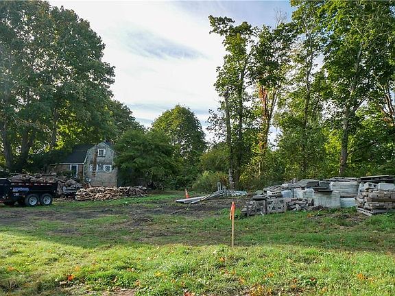 5th image of 557 Bristol Ferry Rd