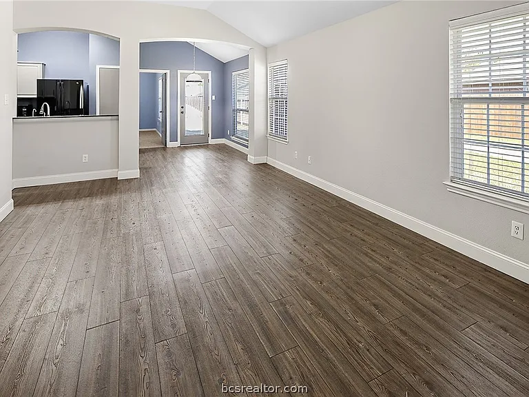 916 Crested Point Dr — Photo 4