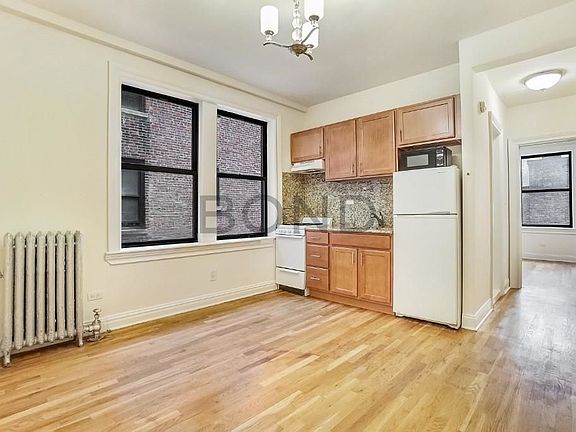3rd image of 245 W 51st St #812B