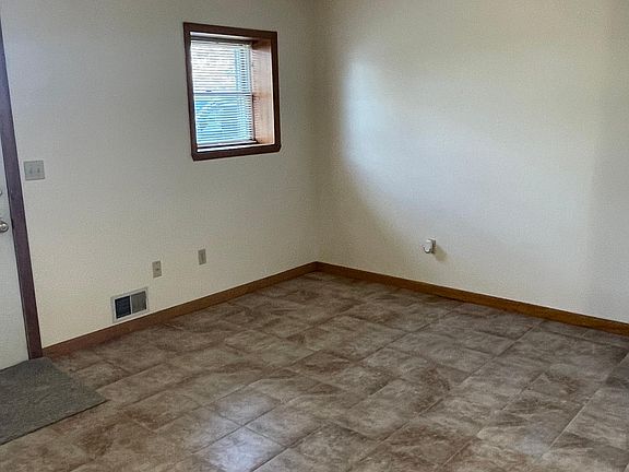 3rd image of 105 Linwood Dr #2