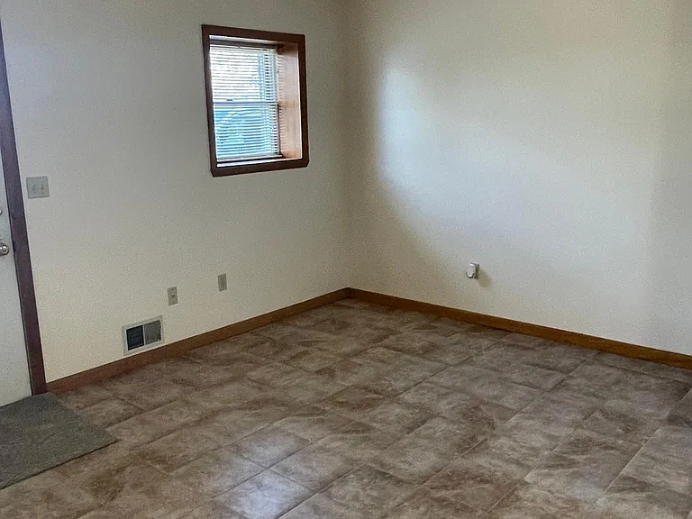 105 Linwood Dr #2 — Photo 3