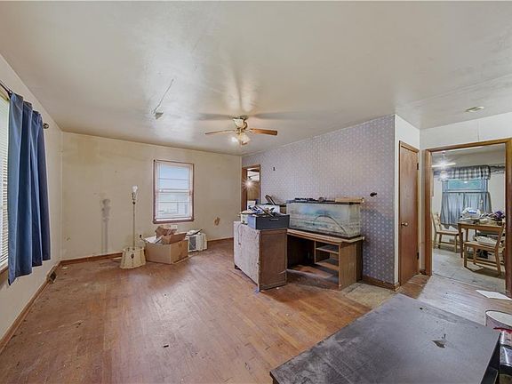 4th image of 117 E 1st St