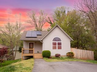 6 Honeysuckle Ln, Asheville, NC 28806